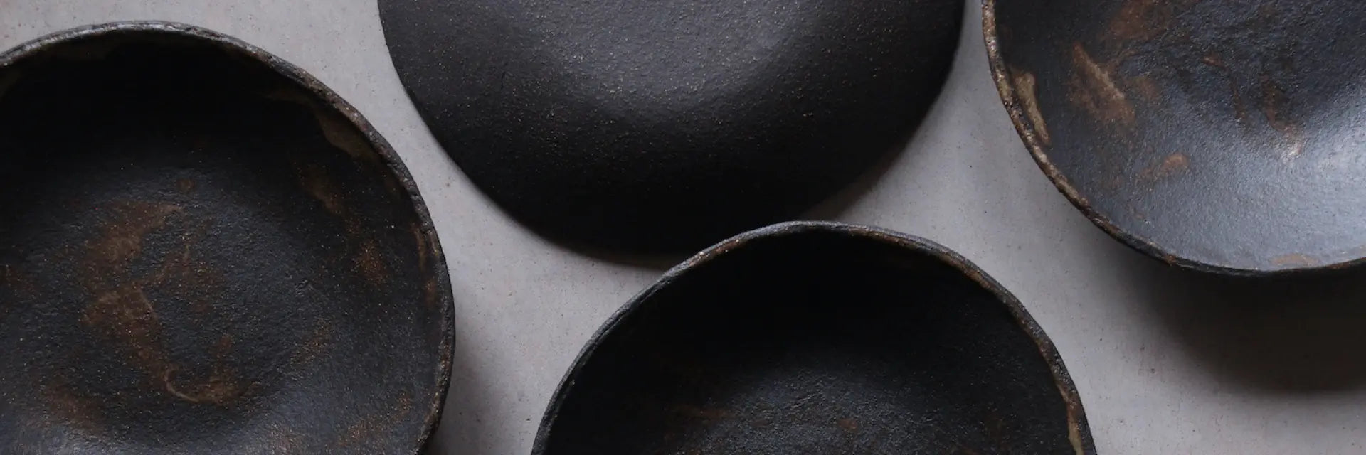 Assiette creuse noir mat