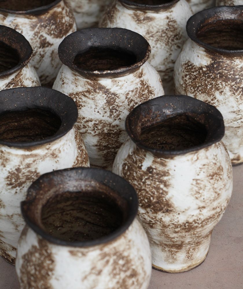 petits vases en grès artisanal