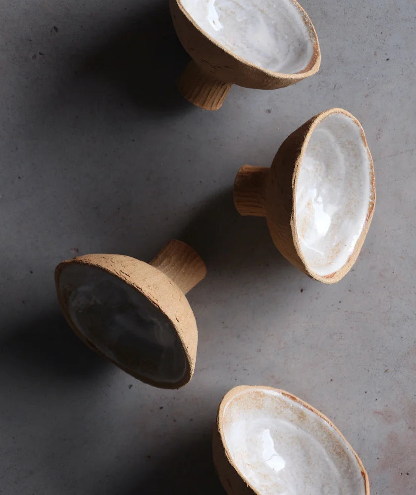 Petit bol sur pied en grès roux