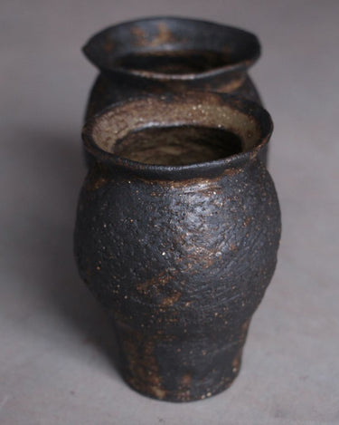 petit vase noir artisanal en céramique