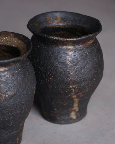 petit vase artisanal en grès noir