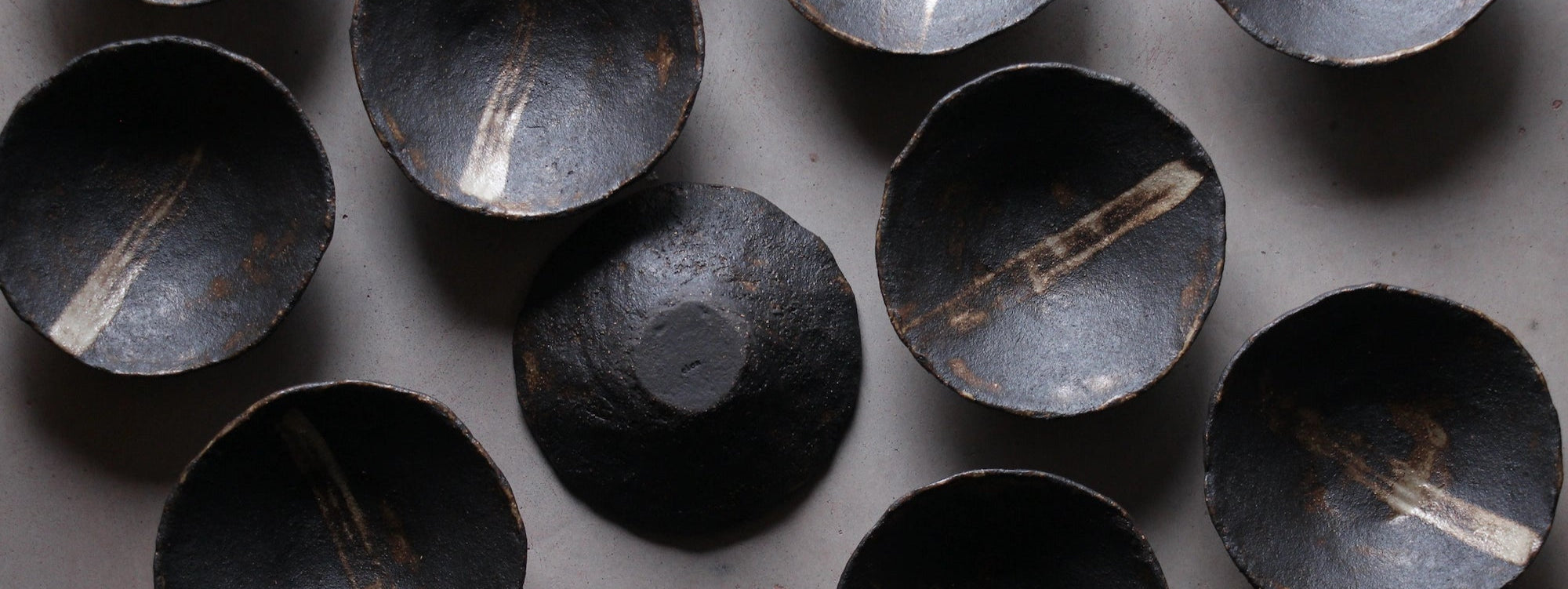 La vaisselle en céramique artisanale de la céramiste Elea Lelimouzin, fabriquée en France