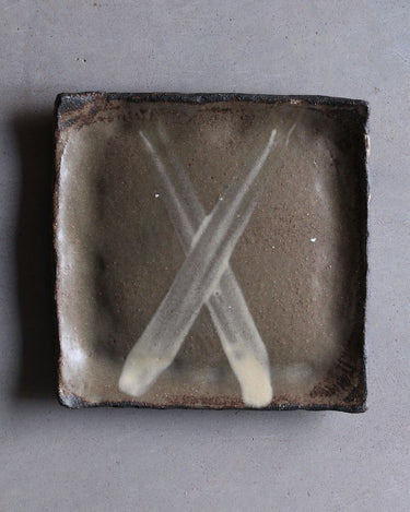 assiette carrée noire