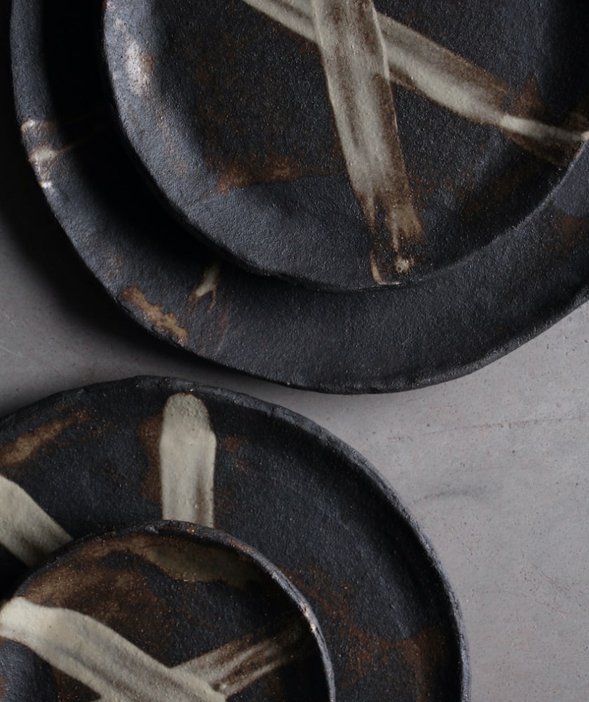 assiettes noires en céramique