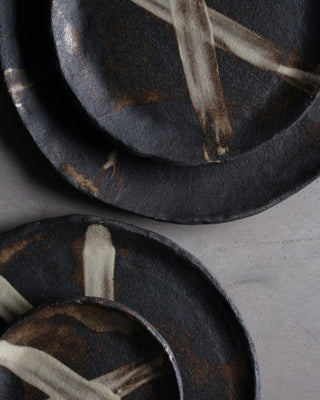 assiettes noires en céramique
