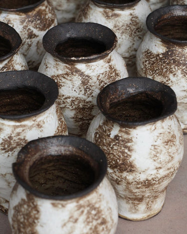 petits vases en grès artisanal