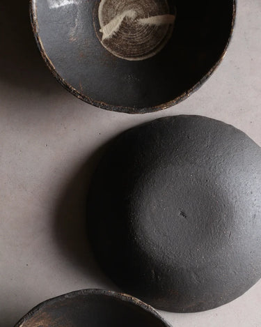 Assiette noir creuse
