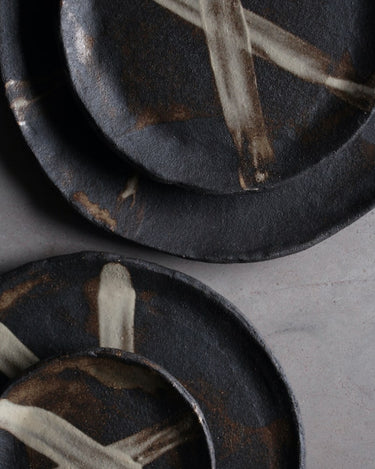 assiette plate noire